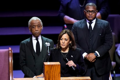 La vicepresidenta de Estados Unidos, Kamala Harris, ha encabezado una comitiva de funcionarios enviados por la Casa Blanca en misión de consuelo. En la imagen, Harris ofrece un discurso durante el funeral.