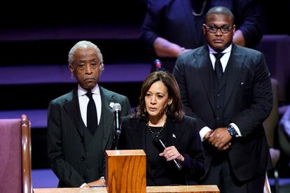 La vicepresidenta de Estados Unidos, Kamala Harris, ha encabezado una comitiva de funcionarios enviados por la Casa Blanca en misión de consuelo. En la imagen, Harris ofrece un discurso durante el funeral.