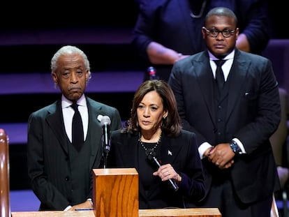 La vicepresidenta Kamala Harris habla en el funeral de Tyre Nichols, en la iglesia cristiana de Mississippi Boulevard, en Memphis, flanqueada por los reverendos Al Sharpton (izquierda) y Lawrence Turner.