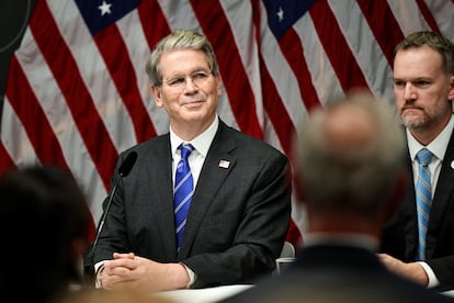 El secretario del Tesoro, Scott Bessent, concede una conferencia de prensa en Estocolmo, tras las conversaciones con China, este martes. A su izquierda, Jamieson Greer, Representante del Comercio de Washington.