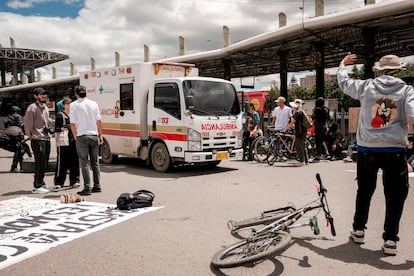 Una ambulancia pasa por uno de los bloqueos en una estación de Transmilenio al sur de Bogotá.