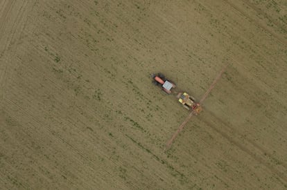 Vista aérea de un tractor extendiendo pesticida en un campo cerca de Prenzlau, Alemania.