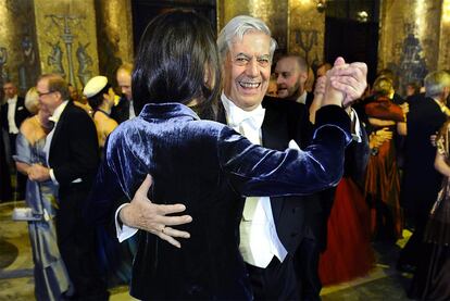 Vargas Llosa baila un vals con una de sus nietas en el Sálón de la Ciudad, una danza que tradicionalmente se celebra durante el banquete en honor de los ganadores del Nobel.