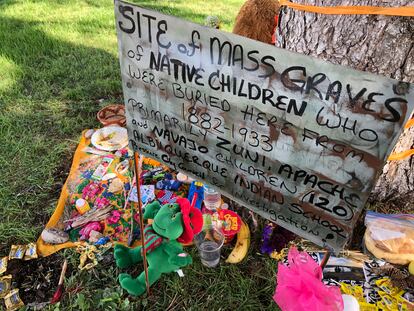 Tribute to children who died more than a century ago in a boarding school in Albuquerque (New Mexico).
