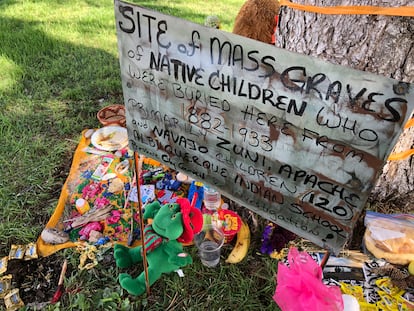 Tribute to children who died more than a century ago in a boarding school in Albuquerque (New Mexico).