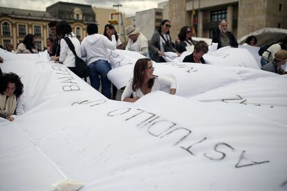 La gran bandera blanca permanecerá en la plaza Bolívar de Bogotá una jornada, según el plan inicial de Salcedo.