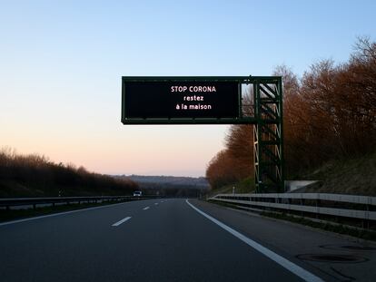 Un cartel de carretera en Suiza dice: "Paremos al Corona. Quédate en casa", el 2 de abril de 2020.