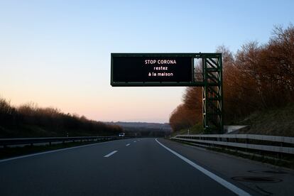 Un cartel de carretera en Suiza dice: "Paremos al Corona. Quédate en casa", el 2 de abril de 2020.