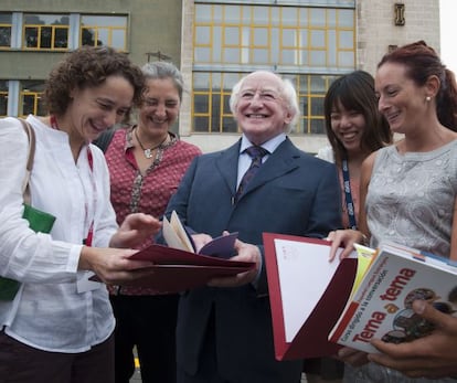 Michael D. Higgins, con algunos de sus compañeros de curso, en la UIMP de Santander.