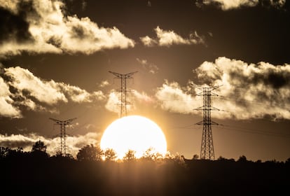 Una torre eléctrica junto a una estación de alta tensión en Benejama (Alicante, Comunidad Valenciana).