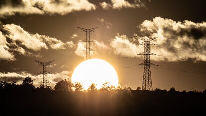 Una torre eléctrica junto a una estación  de alta tensión en Benejama, Alicante, Comunidad Valenciana.