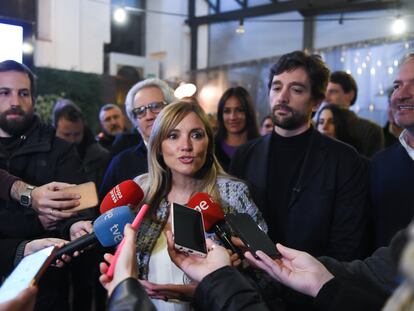 La nueva portavoz política de Cs, Patricia Guasp, atiende a los medios en Madrid, este martes. En un segundo plano, a la derecha, Adrián Vázquez, nuevo secretario general.
