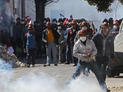 Los mineros bolivianos se enfrentan a la polic&iacute;a. 