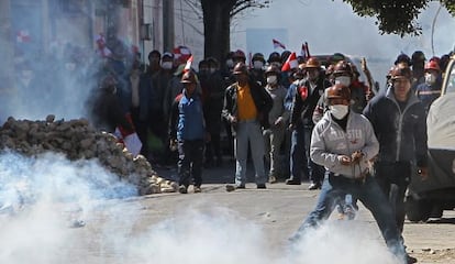 Los mineros bolivianos se enfrentan a la polic&iacute;a. 