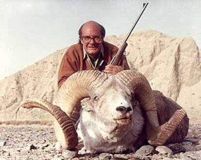 El cazador Enrique Zamácola, en las montañas de China con un argali de Littendale, una pieza muy cotizada.