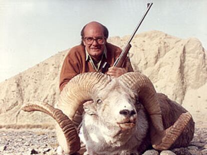 El cazador Enrique Zamácola, en las montañas de China con un argali de Littendale, una pieza muy cotizada.