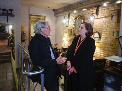 Trias y Colau durante el encuentro en un restaurante, este lunes, en una foto distribuida por Junts.