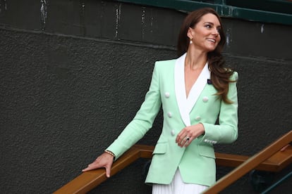 Middleton, quien suele acudir a Wimbledon perfecta de la cabeza a los pies y siempre haciendo un guiño al sagrado código de vestimenta del torneo. Este año, en el que las reglas de vestuario han cambiado por primera vez en 139 años para adaptarse a la menstruación femenina, el guiño ha sido la falda blanca tableada. La licencia llamativa: una chaqueta verde menta con las solapas y los botones blancos también. Llevaba además unos pendientes de perlas salvajes con cierre de oro y unos sencillos salones de tacón blancos.