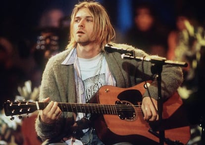 'Yuppies', cocaína, maquillaje, heavy metal, estrellas del porno, tecno pop... La de los ochenta fue una década excesiva que desembocó en el resacón de los noventa. Un momento propicio para que Kurt Cobain y su grupo Nirvana arrasaran con la ruidosa 'Smells like teen spirit' (1991) y enterraran definitivamente el 'glamour' ochentero. Los vaqueros rotos, las camisas de leñador, las barbas desaliñadas y las greñas darán paso a la estética 'grunge', que llevaba implícita una actitud de rechazo al sistema heredada del punk y resumible en una frase de Neil Young: “Es mejor arder que apagarse lentamente”. Kurt Cobain se la tomó al pie de la letra, se pegó un tiro (en abril de 1994, con 27 años) y se convirtió en el mártir de la Generación X. Su desesperado espíritu juvenil ha sido heredado por los 'ninis', y los llamados “lumbersexuales” han retomado la estética de leñador, pero, eso sí, convenientemente descafeinada, y popularizada por Ryan Reynolds, Charlie Hunnam, Tom Hardy y otros actores.