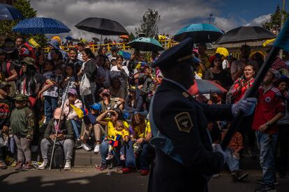 Cientos de personas se reunieron a observar el paso del desfile. 