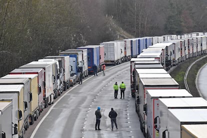 Miles de transportistas atrapados en la autopista M-20, camino del puerto británico de Dover, este jueves.