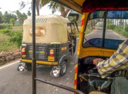 Dos autorickshaws por una carretera del sur de India.