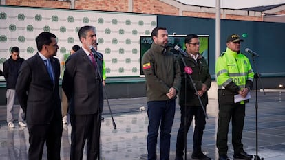 El alcalde de Bogotá, Carlos Fernando Galán, da una rueda de prensa tras la detención de los jóvenes capturados. 