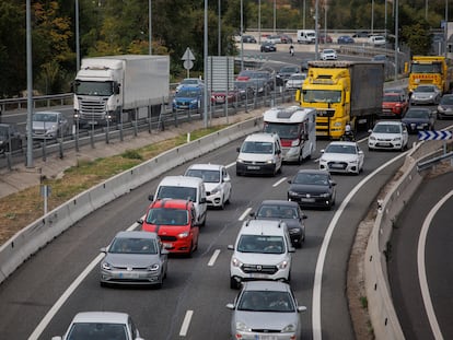 Atasco en la autovía A-3 en Madrid, el viernes durante la operación salida por el puente de Todos los Santos.