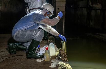 Toma de muestras de aguas residuales en Valencia para detectar el coronavirus.