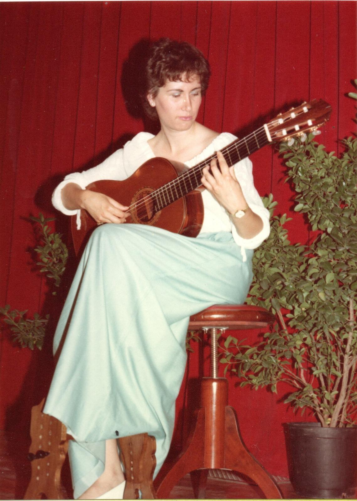 En la imagen, la música y promotora teatral Reyes Lluch toca la guitarra.