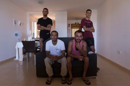 De izquierda a derecha, Ali B., Mohamed B., Abdelrrahan T. y Zakaria G., cuatro argelinos que emigraron a España a lo largo de este año, posan en el piso de acogida donde viven en Murcia.