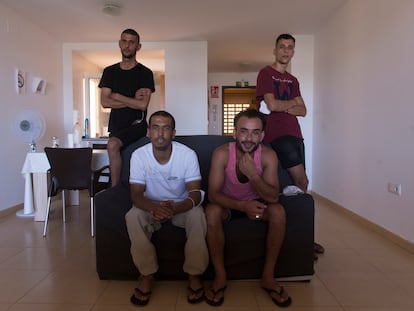De izquierda a derecha, Ali B., Mohamed B., Abdelrrahan T. y Zakaria G., cuatro argelinos que emigraron a España a lo largo de este año, posan en el piso de acogida donde viven en Murcia.