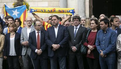 Concentración en la Plaza Sant Jaume en protesta por la represión de la Policia Nacional y la Guardia Civil durante la votación del 1-O.