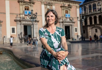 Beatriz Garrote, hermana de una víctima del metro de Valencia, en la Plaza de la Virgen lugar donde los familiares se reunieron durante años cada día 3 del mes.
