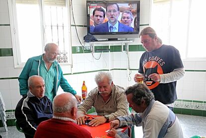 Un grupo de miembros del SAT juega la partida de dominó a la hora de comer en el centro obrero Diamantino García en El Coronil. Aquí también se discuten todos los temas que se votan asambleariamente.