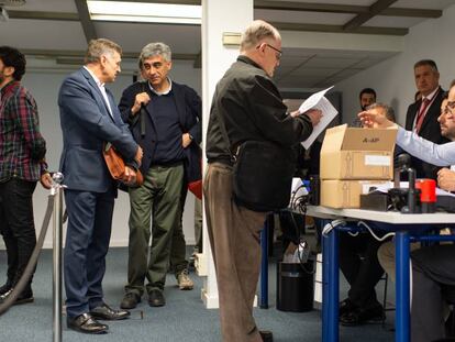 Votants durant les eleccions a la Cambra de Comerç de Barcelona.