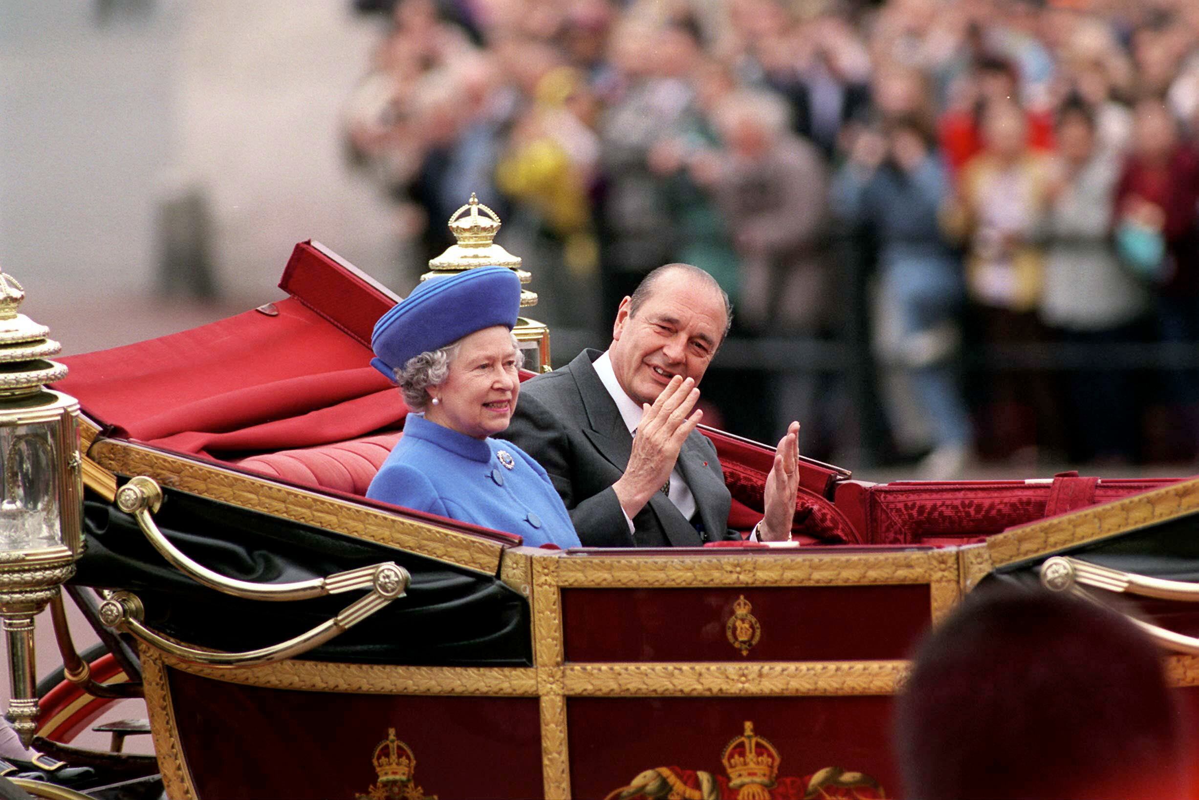 Isabel II y el presidente francés, Jacques Chirac, en Londres, durante la visita de Estado del líder francés, en mayo de 1996.