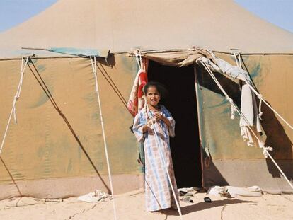 Una ni&ntilde;a en un campo de refugiados en Tinduf (Argelia). Fotograma del documental &#039;S&aacute;hara Marathon&#039;, de Aitor Arregi y Jon Gara&ntilde;o.