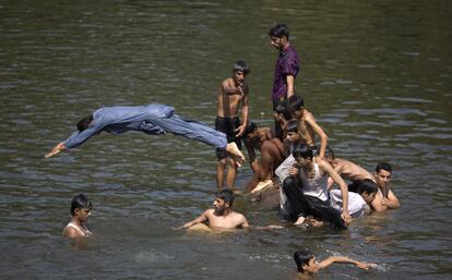 Un grupo de jóvenes se refresca en un río bajo las altas temperaturas de Islamabad (Pakistán) durante el Ramadán.