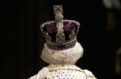 Una vez todos en los Lores, la reina mencionó en pocos minutos los principales objetivos del Gobierno, que incluyen 26 proyectos de ley, ya adelantados por Cameron durante la reciente campaña para los comicios del 7 de mayo, cuando obtuvo la mayoría absoluta. En la imagen, detalle de la corona de Isabel II.