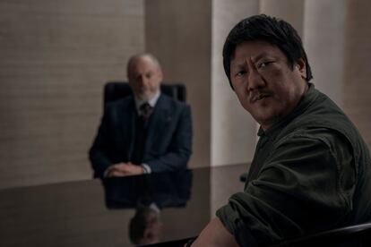 Liam Cunningham y Benedict Wong, en el segundo capítulo de 'El problema de los tres cuerpos'.