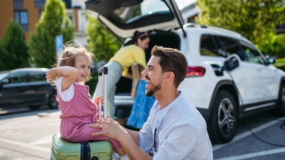 Artículo de EL PAÍS Escaparate que describe varios accesorios para el coche que se usan en viajes largos.