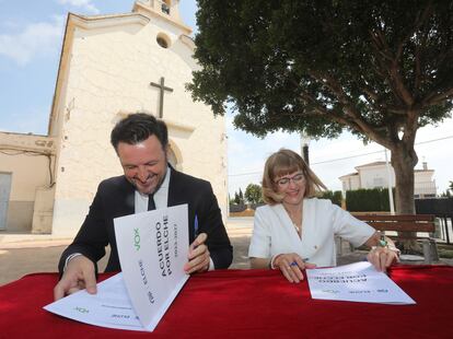 Pablo Ruz, futuro alcalde de Elche, y la portavoz de Vox, Aurora Rodil, en la ermita Santa Ana de Valverde, en la firma del acuerdo este martes entre ambas formaciones para gobernar en la ciudad alicantina.