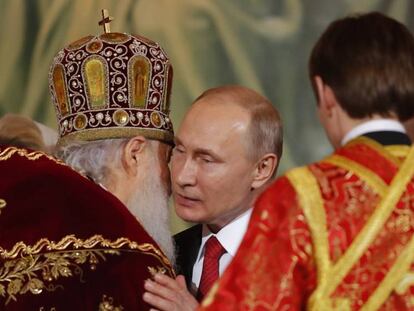 Putin abraza ayer al patriarca Kiril de Moscú tras el servicio religioso. 