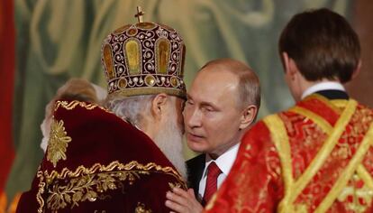 Putin abraza ayer al patriarca Kiril de Moscú tras el servicio religioso. 
