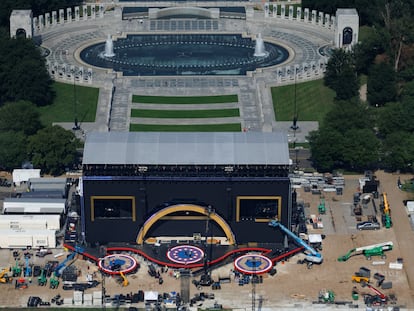 Continúan las obras en el National Mall de cara a las festividades del Día de la Independencia, el miércoles 1 de julio de 2026, en Washington.