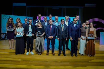 El presidente de la Generalitat, Salvador Illa, con los galardonados en el acto de entrega de los Premis Nacionals de Comunicació.