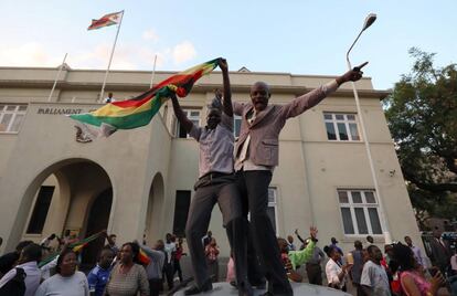 Celebraciones tras la renuncia de Mugabe. 