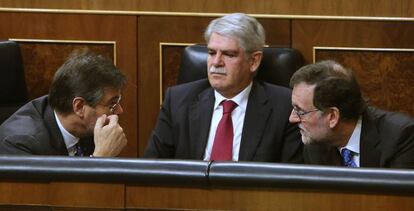 De izquierda a derecha: Rafael Catalá, ministro de Justicia, Alfonso Dastis, ministro de Asuntos Exteriores, y Mariano Rajoy, presidente dle Gobierno.