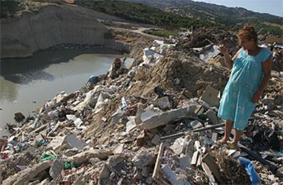 Lydia, esposa de Antonio Sánchez Lozano, muestra los escombros vertidos en la gravera propiedad de su marido.